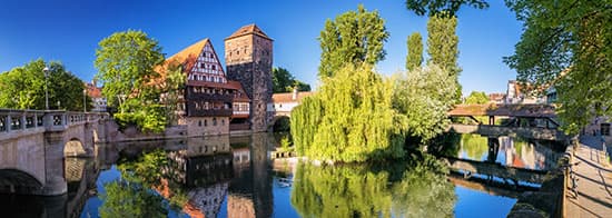 Kleiner Fluss in den Franken mit Fachwerkhäusern