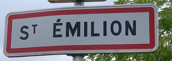 Schild mit St. Emilion Schriftzug